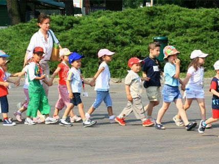 Im Sommer haben Wiens Kindergärten großteils offen. Im Sommer haben Wiens Kindergärten großteils offen.