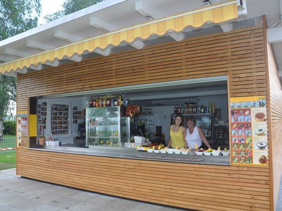 Die zwei "Damen vom Grill": Rebecca Zöschg Jutta Grießer im neuen Strandbadkiosk.