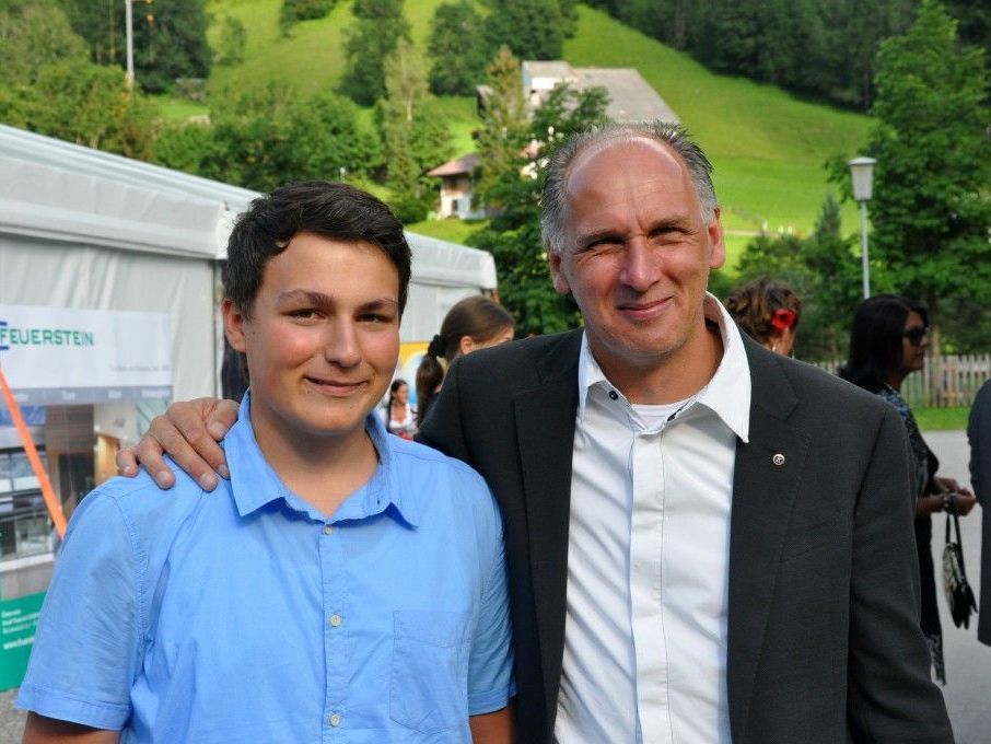 Der begünstigte Fabian(l) mit Initiator Edi Meyer(r) Der begünstigte Fabian(l) mit Initiator Edi Meyer(r)