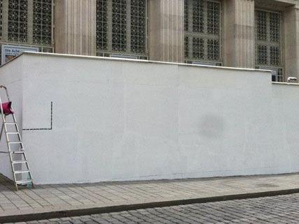 Weiß war die Wand vor dem Kunstforum am Anfang der Aktion, jetzt soll sie bunt beklebt werden.
