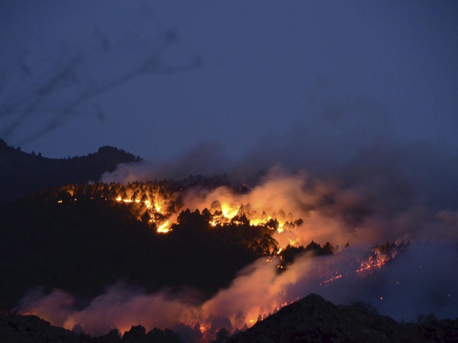 Mehrere Brände auf den Kanarischen Inseln blieben am Dienstag weiter außer Kontrolle.