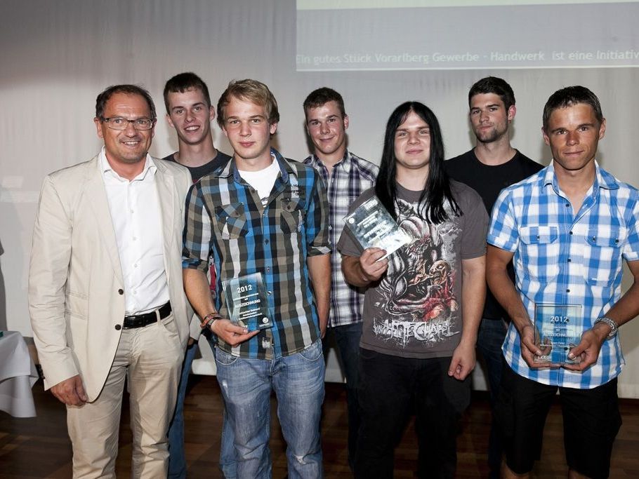 Innungsmeister Christian Thaler (li) mit den ausgezeichneten Junggesellen der Metalltechniker. Innungsmeister Christian Thaler (li) mit den ausgezeichneten Junggesellen der Metalltechniker.