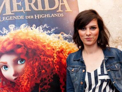 Nora Tschirner leiht der Hauptfigur Merida ihre Stimme und berichtet im Interview, wie die Arbeit an dem Film für sie war. Nora Tschirner leiht der Hauptfigur Merida ihre Stimme und berichtet im Interview, wie die Arbeit an dem Film für sie war.