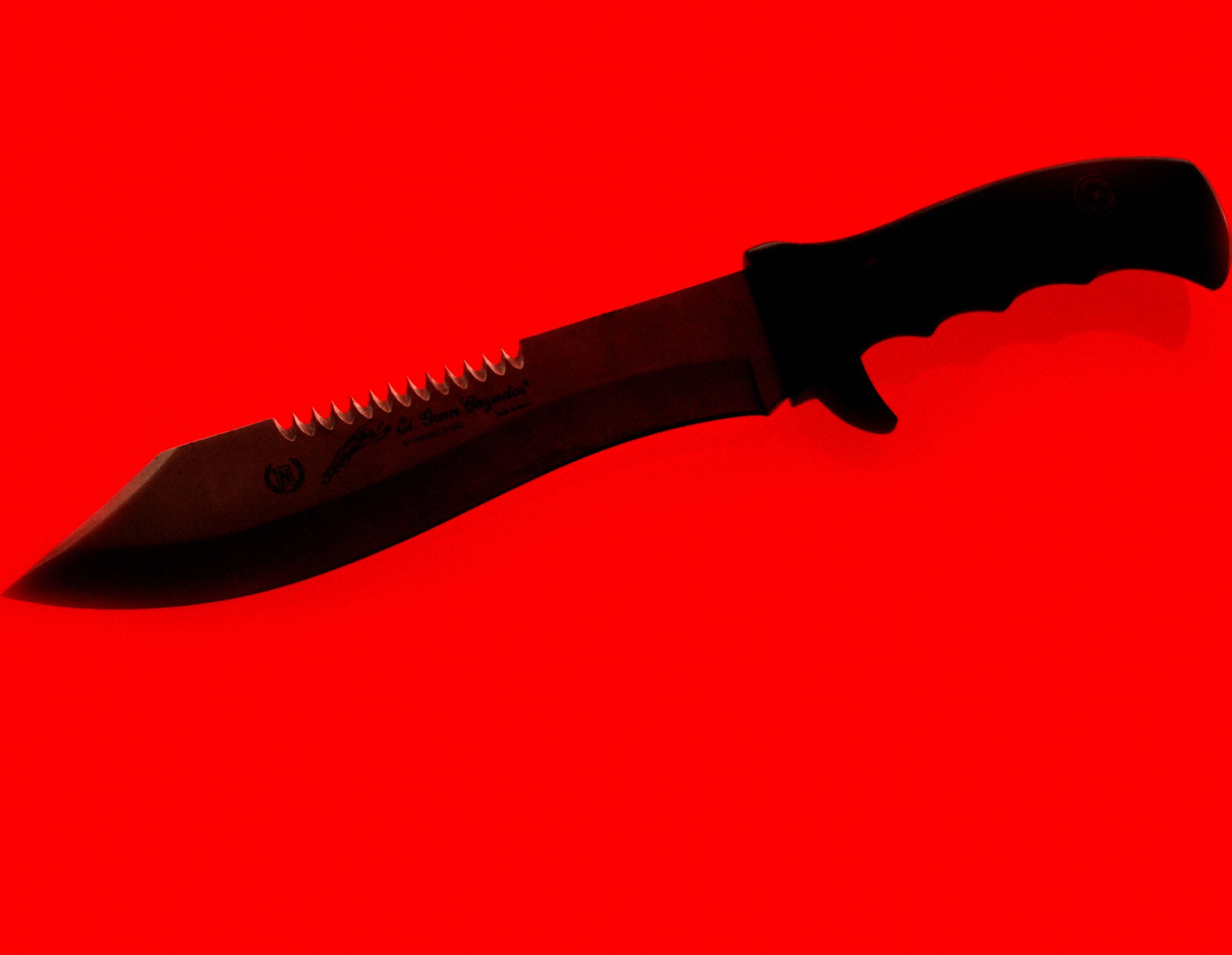 Ein Messer zog der Räuber im Drogeriemarkt Ein Messer zog der Räuber im Drogeriemarkt