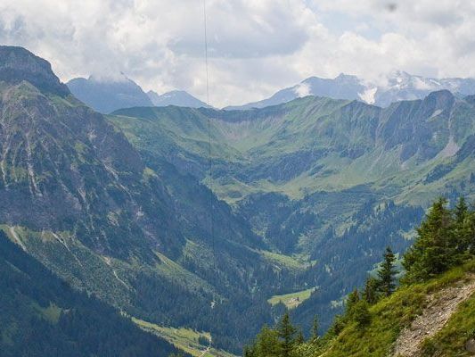 Alpinist stürzte an die 100 Meter ab und erlitt tödliche Verletzungen. Alpinist stürzte an die 100 Meter ab und erlitt tödliche Verletzungen.