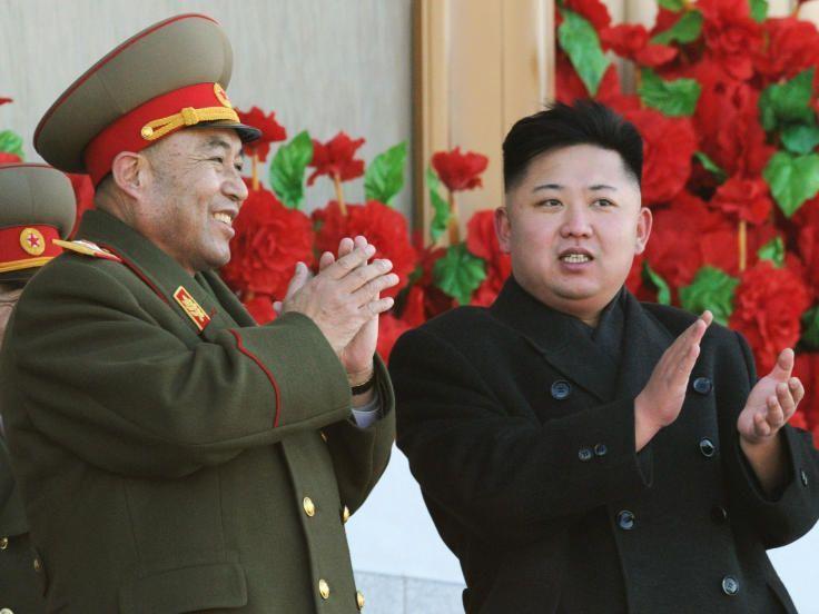 Der 69 Jahre alte Ri galt als eines der Mitglieder des engsten Führungszirkels in Pjöngjang - im Bild links mit Kim Jong-un