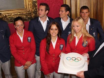 Feierlich wurden die Olympioniken am Montag von Bürgermeister Häupl verabschiedet. Feierlich wurden die Olympioniken am Montag von Bürgermeister Häupl verabschiedet.