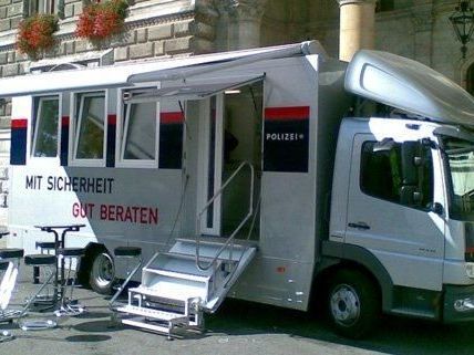 Der Präventionsbus der Polizei stoppt am Alsergrund Der Präventionsbus der Polizei stoppt am Alsergrund