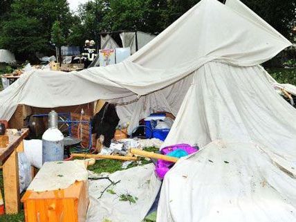 Bei dem Mittelalterfest in Pöchlarn gab es durch das Unwetter zwölf Verletzte und einen Toten. Bei dem Mittelalterfest in Pöchlarn gab es durch das Unwetter zwölf Verletzte und einen Toten.