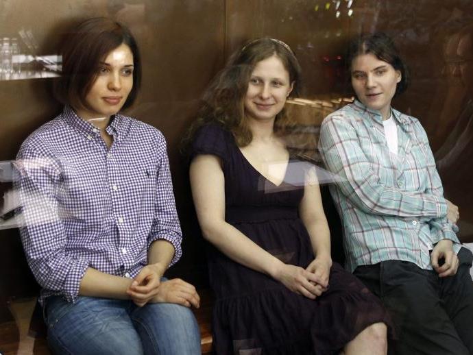 Mitglieder der Punk-Gruppe Pussy Riot Nadezhda Tolokonnikova (L), Yekaterina Samutsevich (R) and Maria Aliokhina