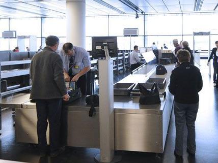 Mitarbeiter berichten über Sicherheitsmängel am Flughafen, die von den Betreibern aber dementiert werden.