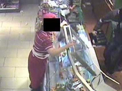 Auf den Bildern der Überwachungskamera ist der Täter des Tankstellenüberfalls in Ebreichsdorf kaum erkennbar. Auf den Bildern der Überwachungskamera ist der Täter des Tankstellenüberfalls in Ebreichsdorf kaum erkennbar.