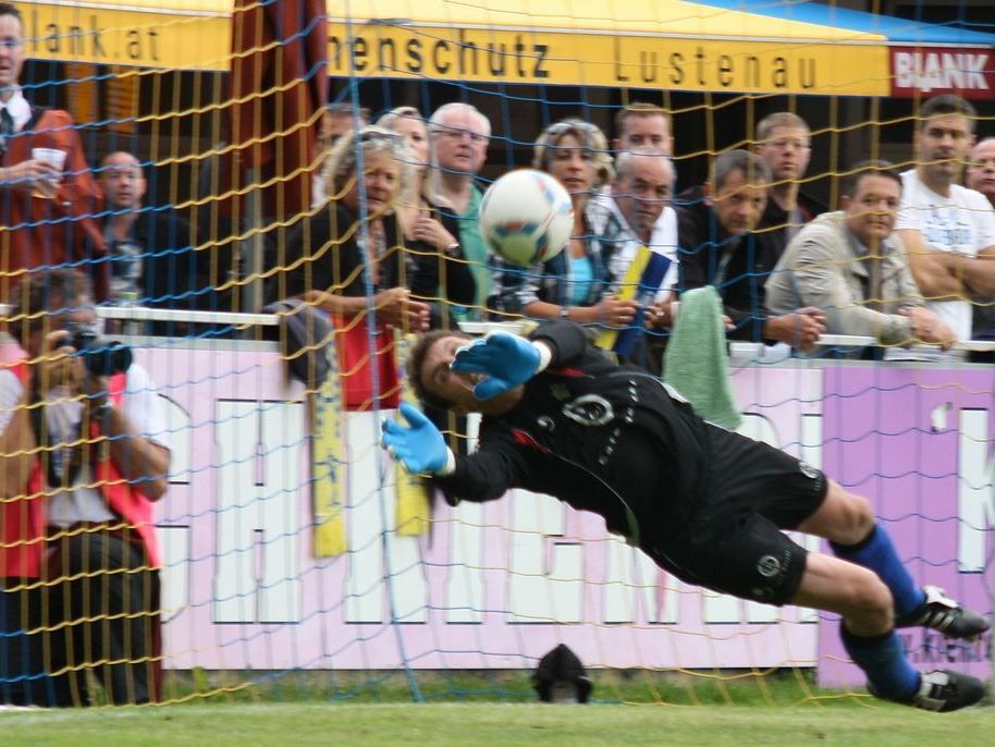 Wolfurt-Goalie und "Teufelskerl" Thomas "Fibi" Fetz spielte das Spiel seines Lebens. Wolfurt-Goalie und "Teufelskerl" Thomas "Fibi" Fetz spielte das Spiel seines Lebens.