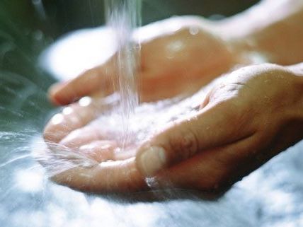 Viel Wasser zu trinken ist essentiell bei der großen Hitze.