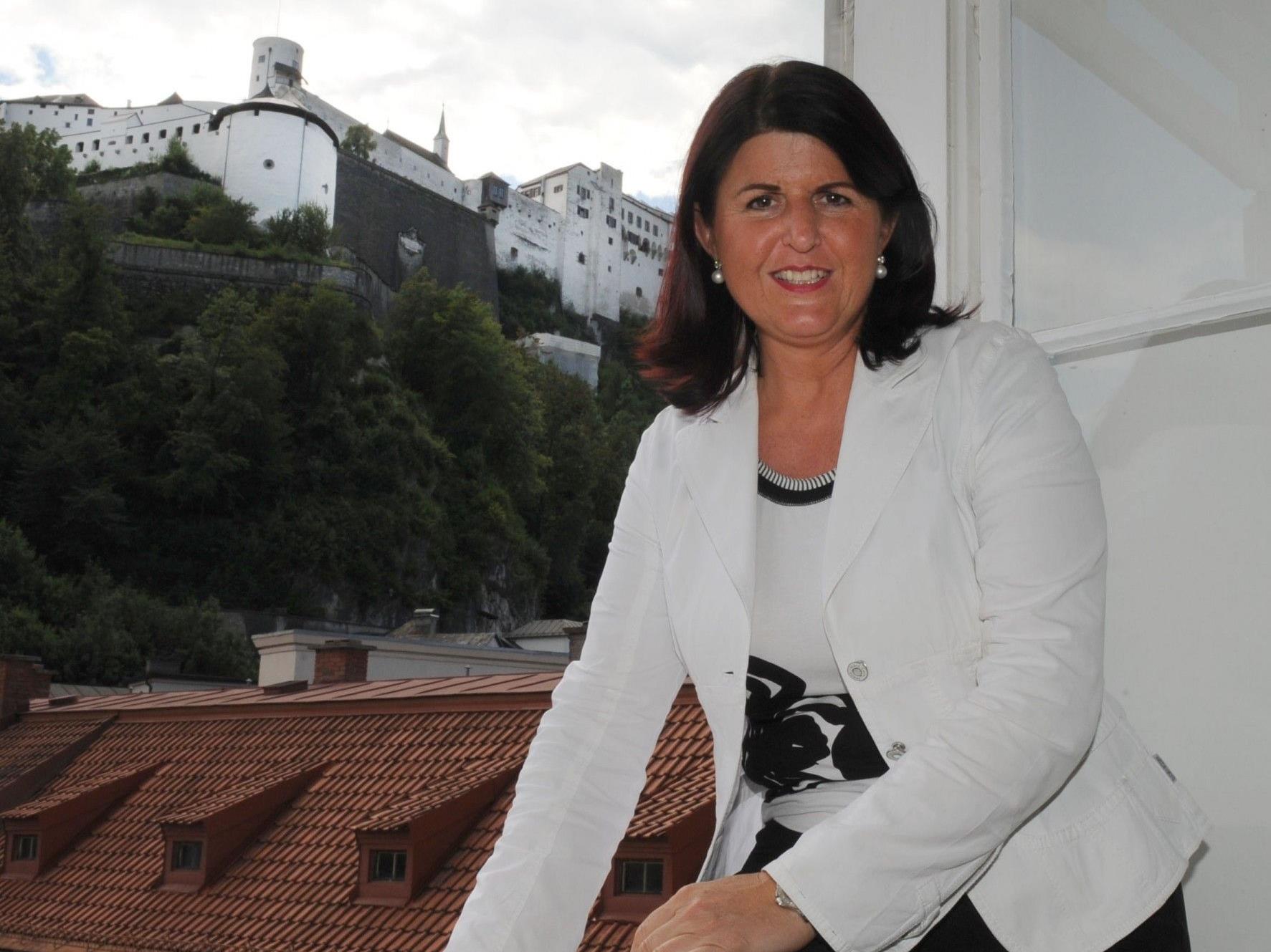 Salzburgs Landeshauptfrau Gabi Burgstaller wird heftig für ihren Vorschlag, die Studiengebühren wieder einzuführen, kritisiert.
