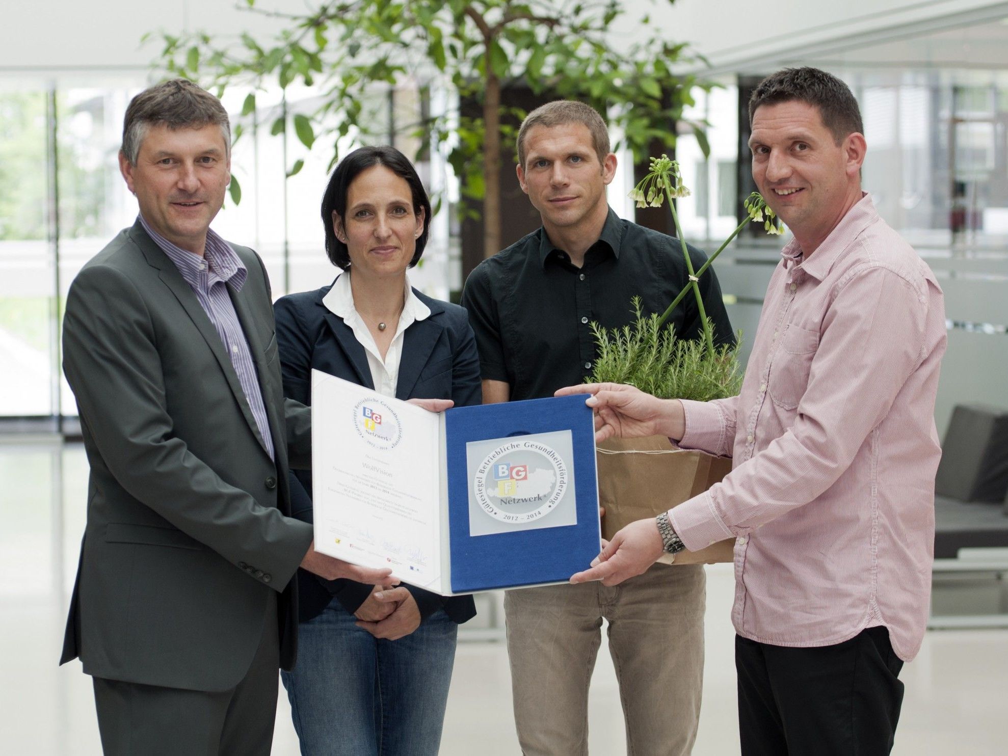 Auszeichnungsübergabe: Manfred Brunner (VGKK-Obmann & Vorsitzender des Fonds Gesundes Vorarlberg), Anita Häfele (Fonds Gesundes Vorarlberg), Harald Steger (fit&gsund-Projektleiter, WolfVision), Martin Wolf (GF, WolfVision) Auszeichnungsübergabe: Manfred Brunner (VGKK-Obmann & Vorsitzender des Fonds Gesundes Vorarlberg), Anita Häfele (Fonds Gesundes Vorarlberg), Harald Steger (fit&gsund-Projektleiter, WolfVision), Martin Wolf (GF, WolfVision)