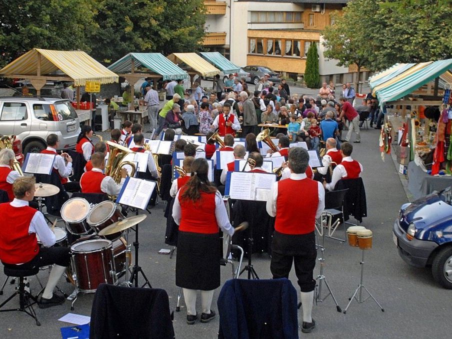 Die Harmoniemusik Tschagguns unterhält beim "Sommerburamarkt" am 3. August 2012. Die Harmoniemusik Tschagguns unterhält beim "Sommerburamarkt" am 3. August 2012.