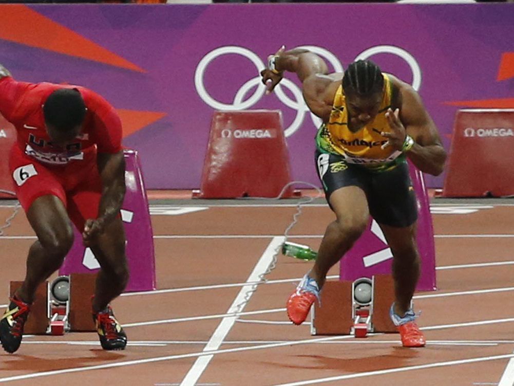 Die Flasche landete hinter den Startblöcken des Amerikaners Justin Gatlin (l.) und Yohan Blake (r.) aus Jamaika. Die Flasche landete hinter den Startblöcken des Amerikaners Justin Gatlin (l.) und Yohan Blake (r.) aus Jamaika.