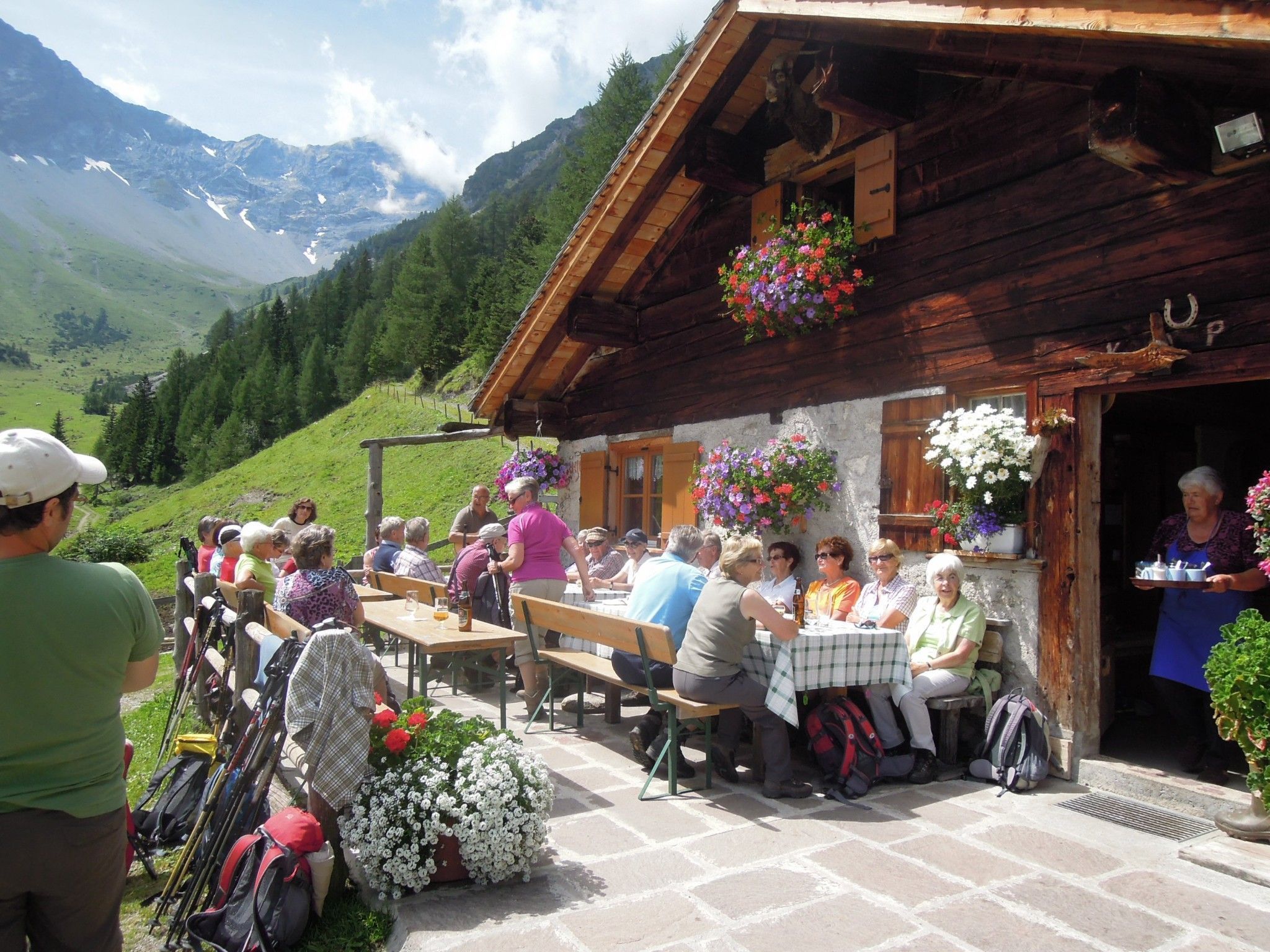 Die Senioren sammeln wieder Kräfte mit guten Speisen auf ihrer Wanderung zur Brüggelealpe. Die Senioren sammeln wieder Kräfte mit guten Speisen auf ihrer Wanderung zur Brüggelealpe.
