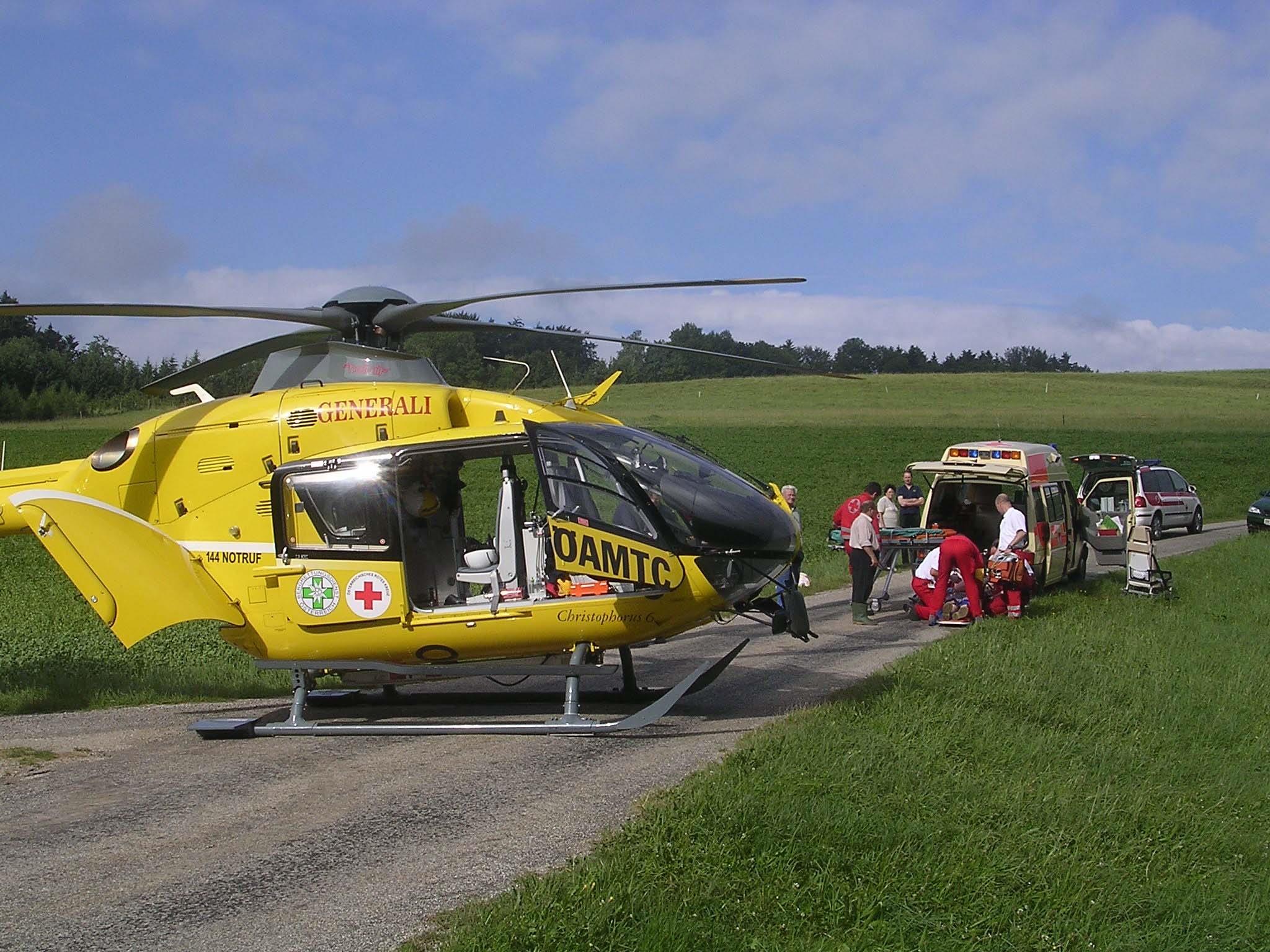 Mit dem Notarzthubschrauber Christophorus 6 wurde der Verletzte ins Tal geflogen.