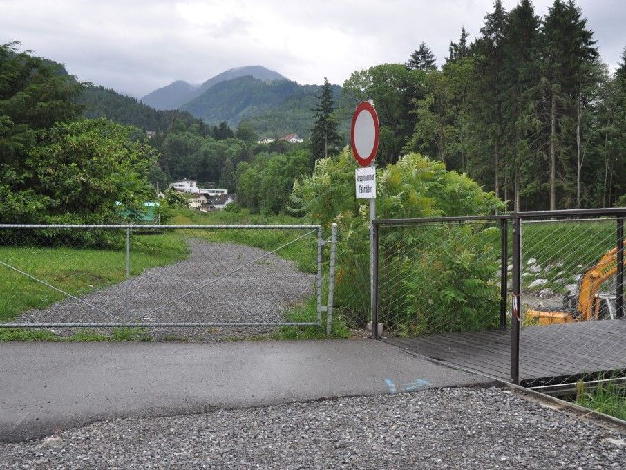 Der Stein des Anstosses, der Zaun der den Durchgang beim Frutzweg versperrt. Der Stein des Anstosses, der Zaun der den Durchgang beim Frutzweg versperrt.