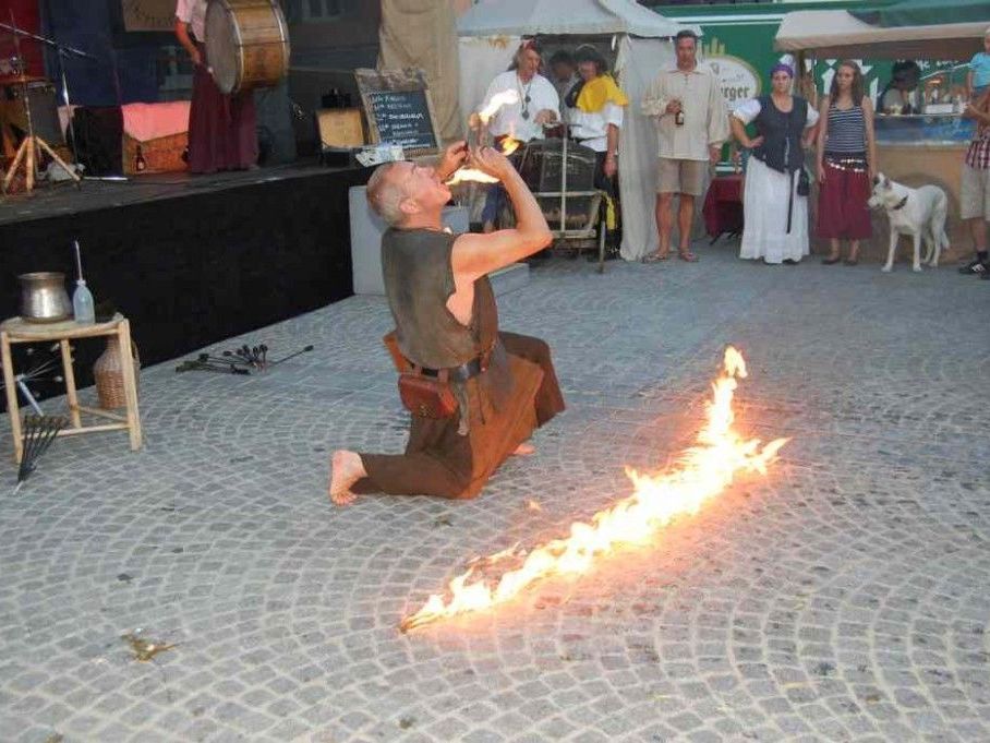 Feuerschlucker gestalteten eine heiße Show. Feuerschlucker gestalteten eine heiße Show.