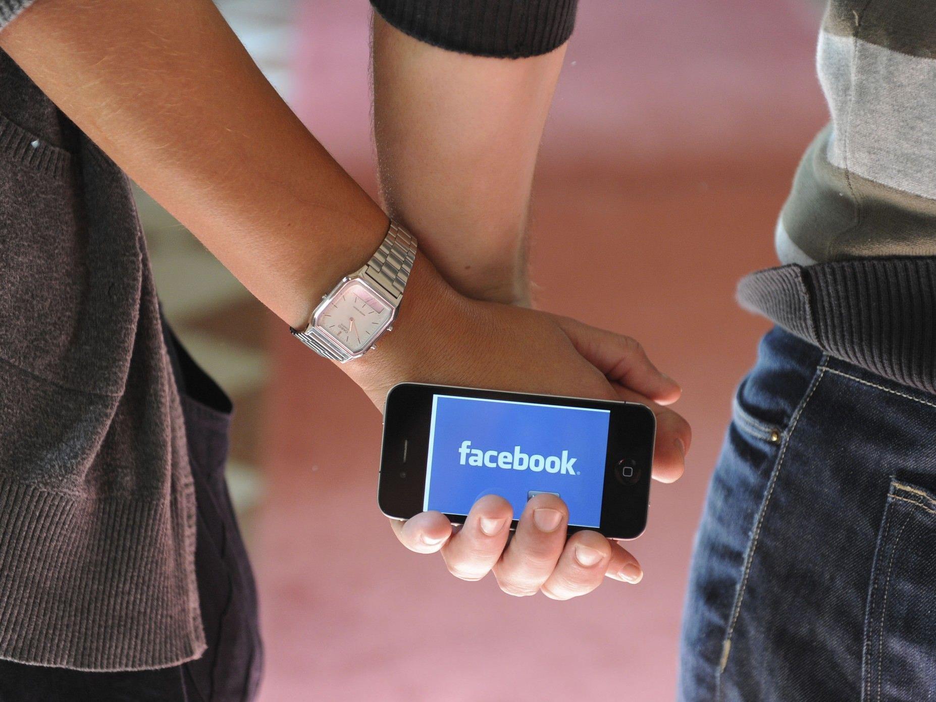Facebook: Allein im Juni meldeten sich 102 Mio. Nutzer ausschließlich mit mobilen Geräten an.