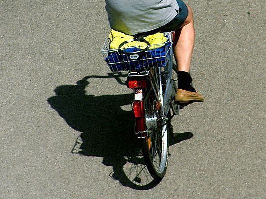 Wer mit dem Fahrrad unterwegs ist, wird künftig vielleicht nicht mehr telefonieren und weniger trinken dürfen