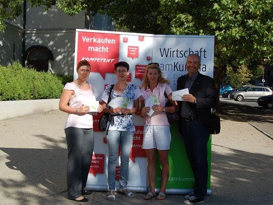 v.l.n.r.: Maria Seidel, Sparte Handel WKV, Antonia Held, Frau Hagen und Manfred Böhmwalder, Obmann der „Wirtschaft am Kumma“. v.l.n.r.: Maria Seidel, Sparte Handel WKV, Antonia Held, Frau Hagen und Manfred Böhmwalder, Obmann der „Wirtschaft am Kumma“.