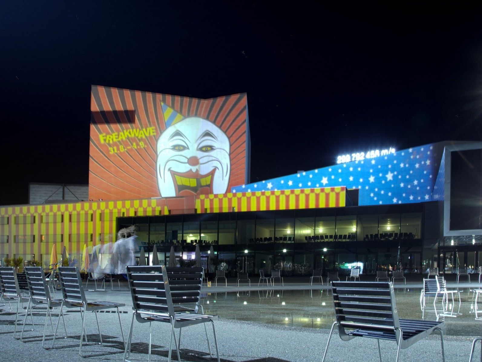 Die Visual Art-Kollektive Neon Golden und Luma tauchen das Festspielhaus mit ihren Installationen wieder in neues Licht. Die Visual Art-Kollektive Neon Golden und Luma tauchen das Festspielhaus mit ihren Installationen wieder in neues Licht.