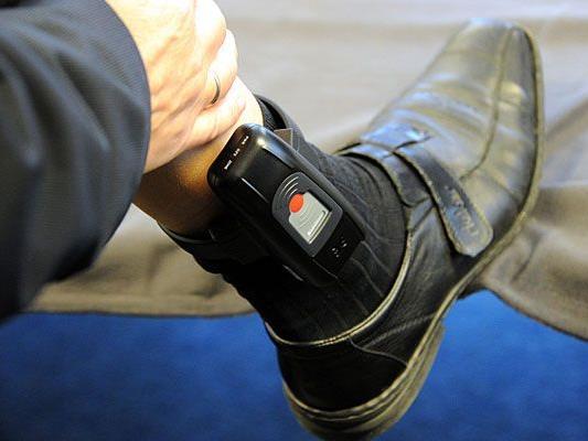 Mit einer elektronischen Fußfessel wird der verurteilte Lehrer in den Hausarrest entlassen