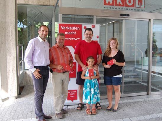 Bildunterschrift v.l.n.r.: Edgar Eller, Stadtmarketing Feldkirch, Günther Egle, Gregor Schmidle mit Tochter sowie Frau Witwer. Bildunterschrift v.l.n.r.: Edgar Eller, Stadtmarketing Feldkirch, Günther Egle, Gregor Schmidle mit Tochter sowie Frau Witwer.