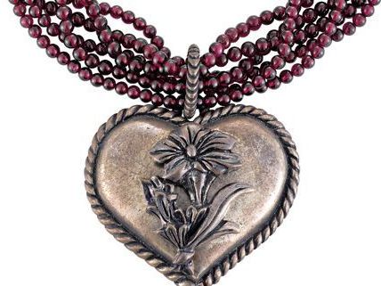 Ein Granatcollier im Trachten-Look - passend zum Dirndl. Ein Granatcollier im Trachten-Look - passend zum Dirndl.