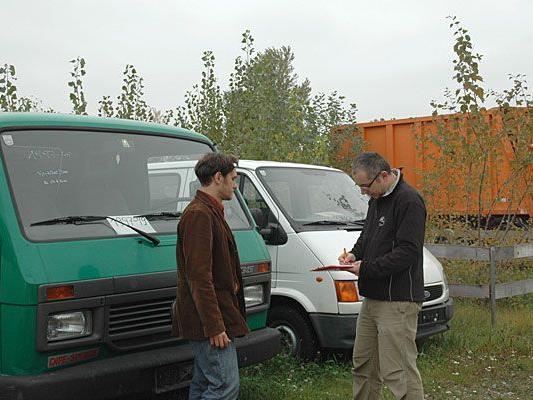 Am Lagerplatz Vösendorf werden gebrauchte Fahrzeuge und Geräte zum Verkauf angeboten