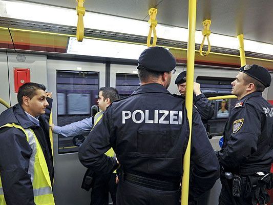 Die Wiener Polizei ist regelmäßig in der U-Bahn im Einsatz Die Wiener Polizei ist regelmäßig in der U-Bahn im Einsatz