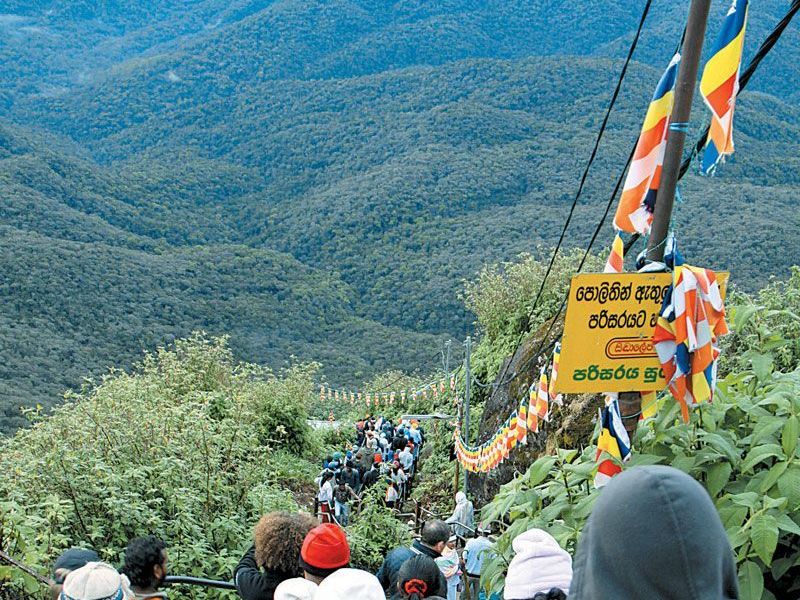 Sieben Kilometer Aufstieg warten bis zum Gipfel des Adam's Peak Sieben Kilometer Aufstieg warten bis zum Gipfel des Adam's Peak