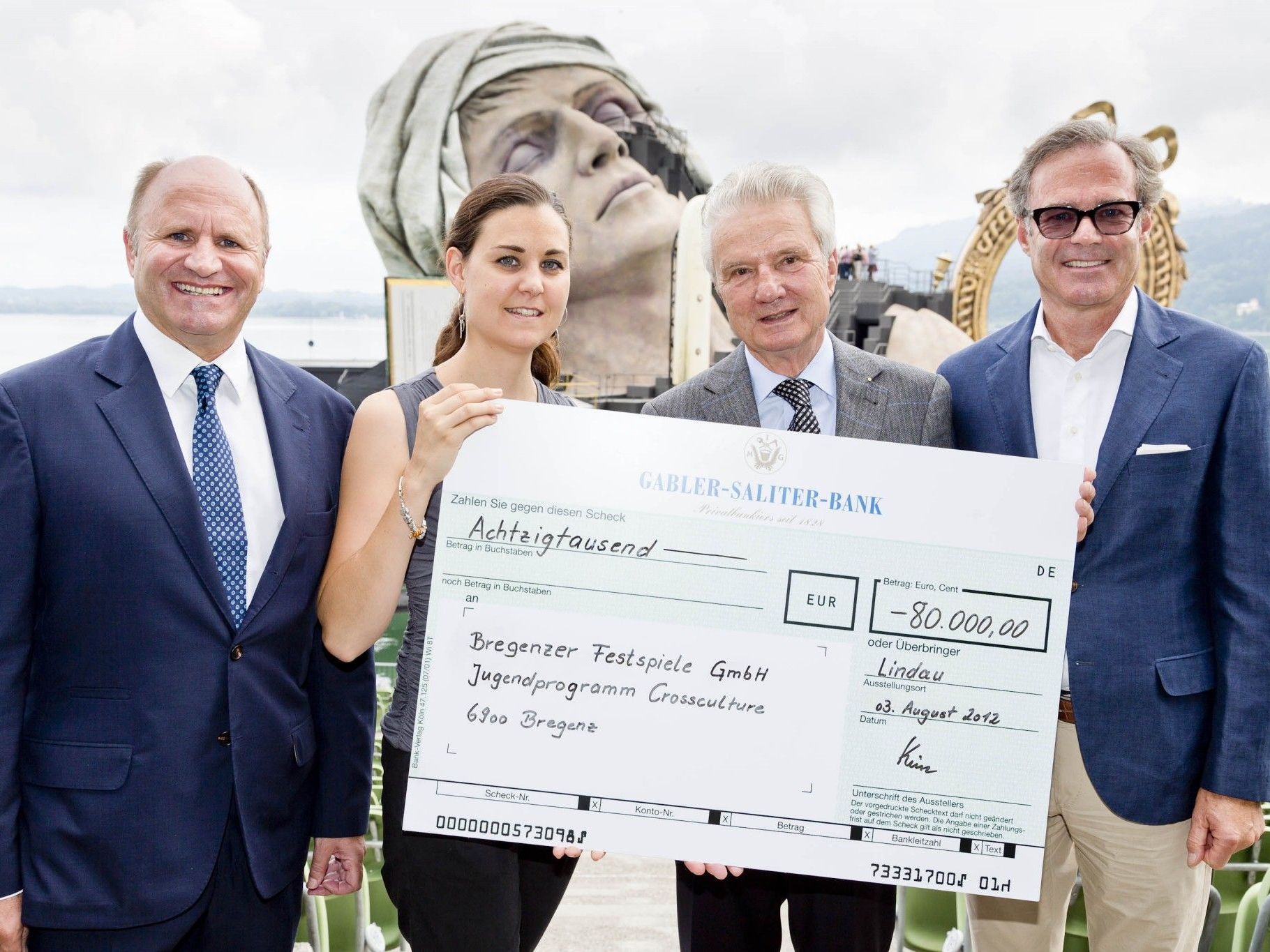 Festspiel-Präsident Hans-Peter Metzler, Nina Wolf, Peter Kürn und Gebhard Sagmeister vom Verein der Freunde der Bregenzer Festspiele freuten sich über die 80.000 Euro-Spende (von links). Festspiel-Präsident Hans-Peter Metzler, Nina Wolf, Peter Kürn und Gebhard Sagmeister vom Verein der Freunde der Bregenzer Festspiele freuten sich über die 80.000 Euro-Spende (von links).