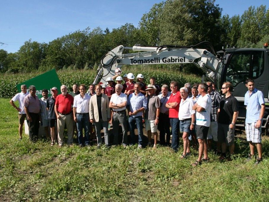 Feierlicher Anlass in der Marktgemeinde Nenzing: Ein neuer Sportplatz wird umgesetzt.