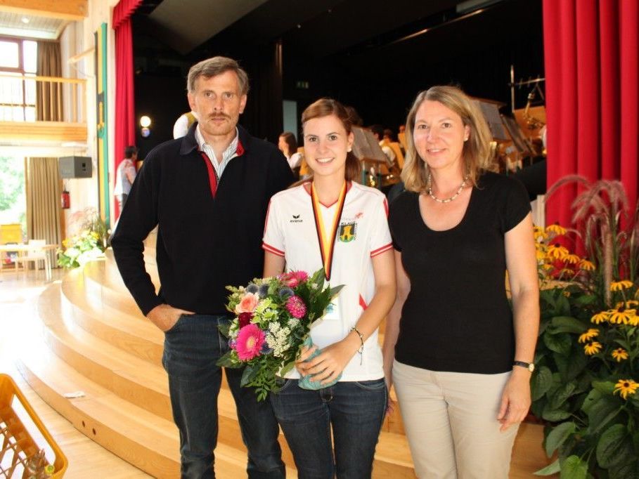 Jugend-Weltmeisterin Lara Jehle mit ihren Eltern Gina Jehle und Hermann Türtscher. Jugend-Weltmeisterin Lara Jehle mit ihren Eltern Gina Jehle und Hermann Türtscher.