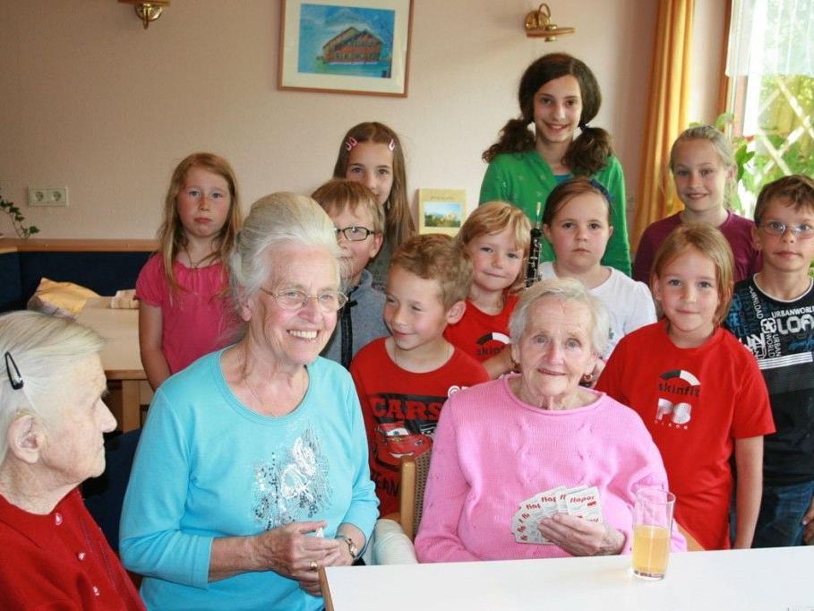 Im Juli fand die Kindersprechstunde im Seniorenheim statt.