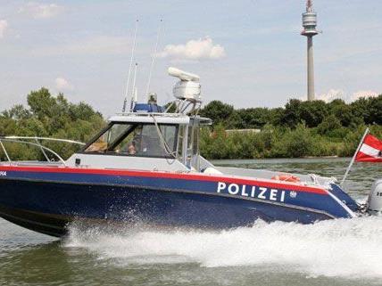Die Besatzung des Polizeiboots kam einem Motorbootfahrer in Seenot zur Rettung.
