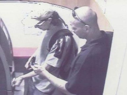 Diese beiden Männer hoben mit der Bankomatkarte der 88-Jährigen mehrmals Geld ab. Diese beiden Männer hoben mit der Bankomatkarte der 88-Jährigen mehrmals Geld ab.