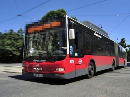Zwei Frauen wurden bei einer PFefferspray-Attacke in der Buslinie 35 A verletzt. Zwei Frauen wurden bei einer PFefferspray-Attacke in der Buslinie 35 A verletzt.