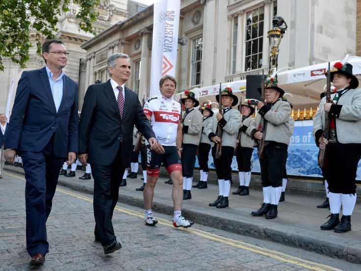 Sportminister Darabos mit Bundeskanzler Werner Faymann beim Abschreiten einer Formation Tiroler Schützen bei der Eröffnung des Austria House Tirol in London. Sportminister Darabos mit Bundeskanzler Werner Faymann beim Abschreiten einer Formation Tiroler Schützen bei der Eröffnung des Austria House Tirol in London.