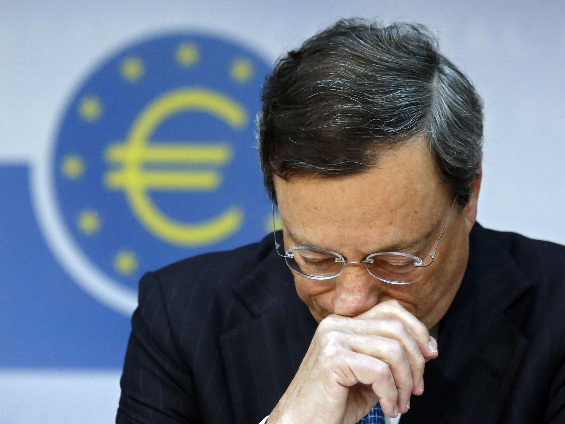 Im Kampf gegen die Euro-Krise hält sich die EZB zunächst mit Ankäufen von Anleihen klammer Euro-Schuldenstaaten weiter zurück.