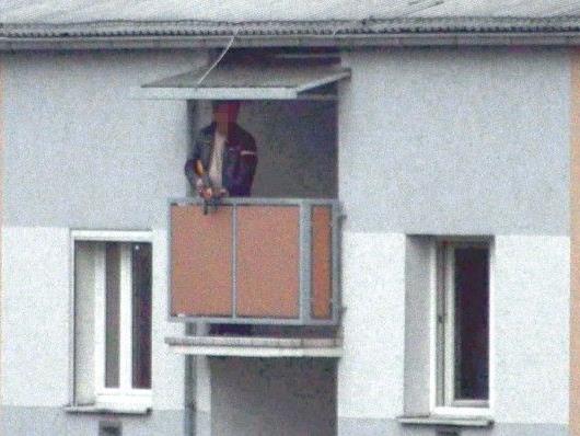 Der Mann schoss Mitte März von einem Balkon in Steyr wahllos um sich.