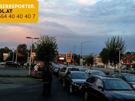 Tanktourismus um 6.30 Uhr in Hard. Tanktourismus um 6.30 Uhr in Hard.