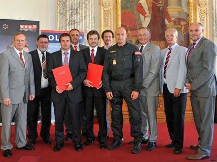 Am Dienstag ehrte der Wiener Juwelenhandel erfolgreiche Polizeibeamte für ihren Einsatz. Am Dienstag ehrte der Wiener Juwelenhandel erfolgreiche Polizeibeamte für ihren Einsatz.