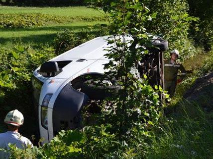 Bei einem Unfall am Mittwoch stürzte ein Kleinbus im Bezirk Baden in einen Bach.