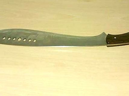 Ein Mann wurde bei der Auseinandersetzung mit einer Machete attackiert. Ein Mann wurde bei der Auseinandersetzung mit einer Machete attackiert.